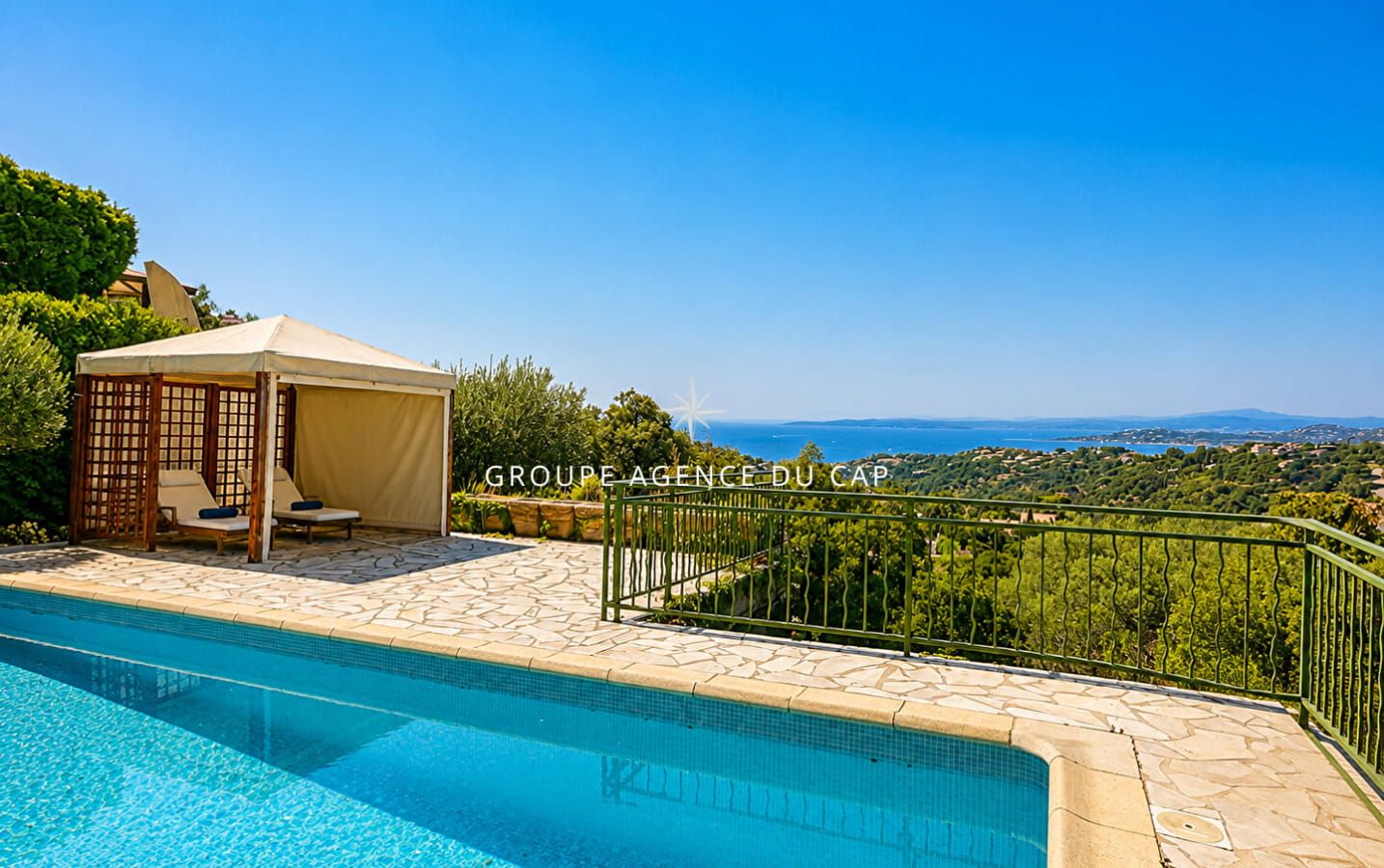 FOR SALE: PROVENÇAL VILLA WITH SEA VIEW, POOL, AND GARAGE IN LES ISSAMBRES Image 12