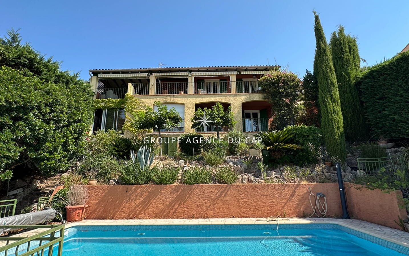 FOR SALE: PROVENÇAL VILLA WITH SEA VIEW, POOL, AND GARAGE IN LES ISSAMBRES Image 0