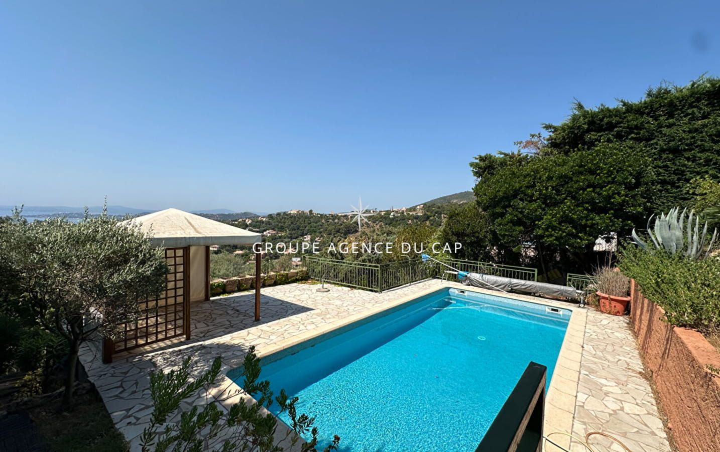 FOR SALE: PROVENÇAL VILLA WITH SEA VIEW, POOL, AND GARAGE IN LES ISSAMBRES Image 2