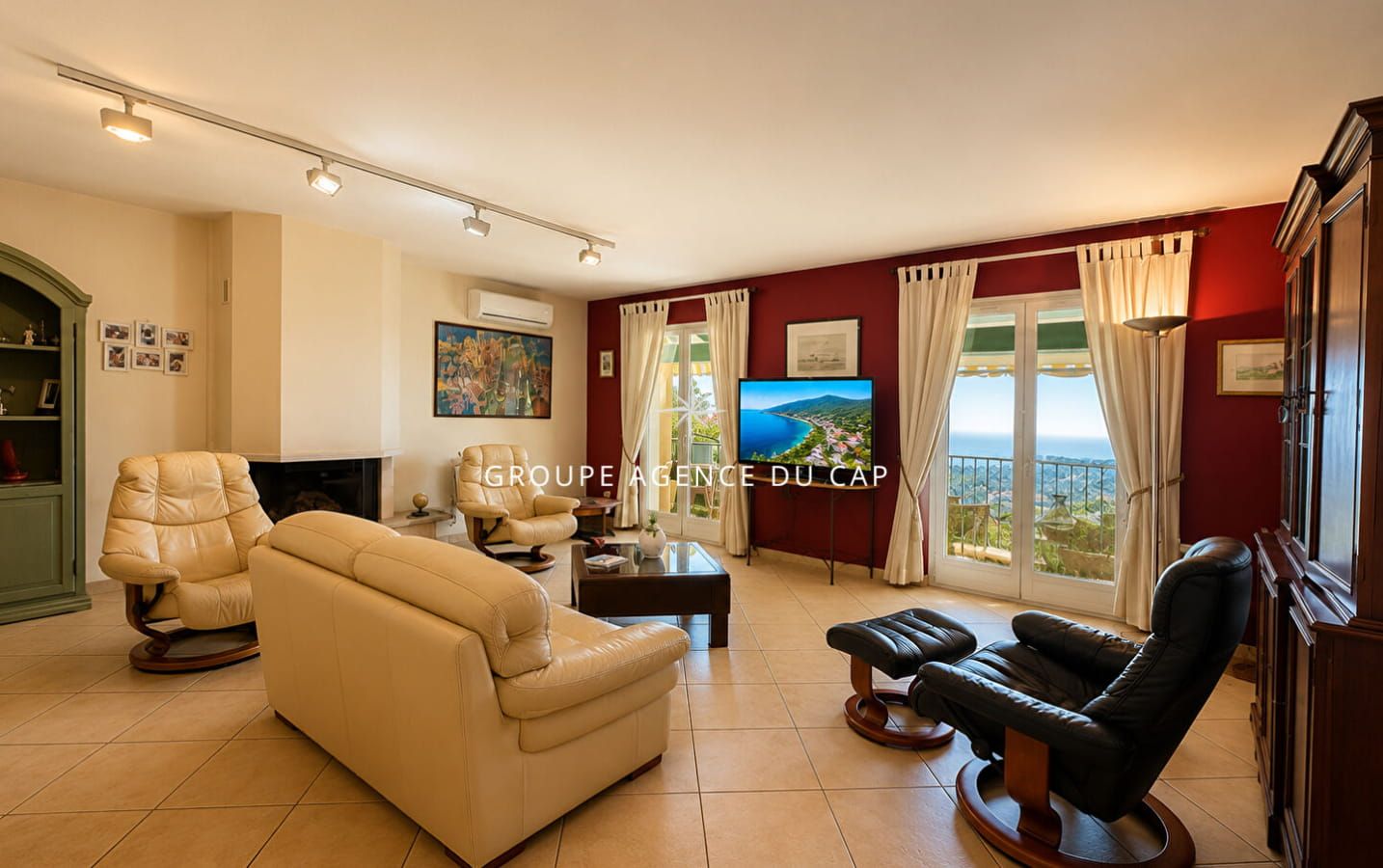 FOR SALE: PROVENÇAL VILLA WITH SEA VIEW, POOL, AND GARAGE IN LES ISSAMBRES Image 4