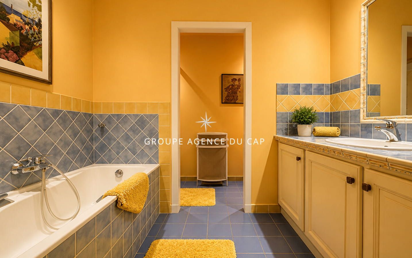 FOR SALE: PROVENÇAL VILLA WITH SEA VIEW, POOL, AND GARAGE IN LES ISSAMBRES Image 9
