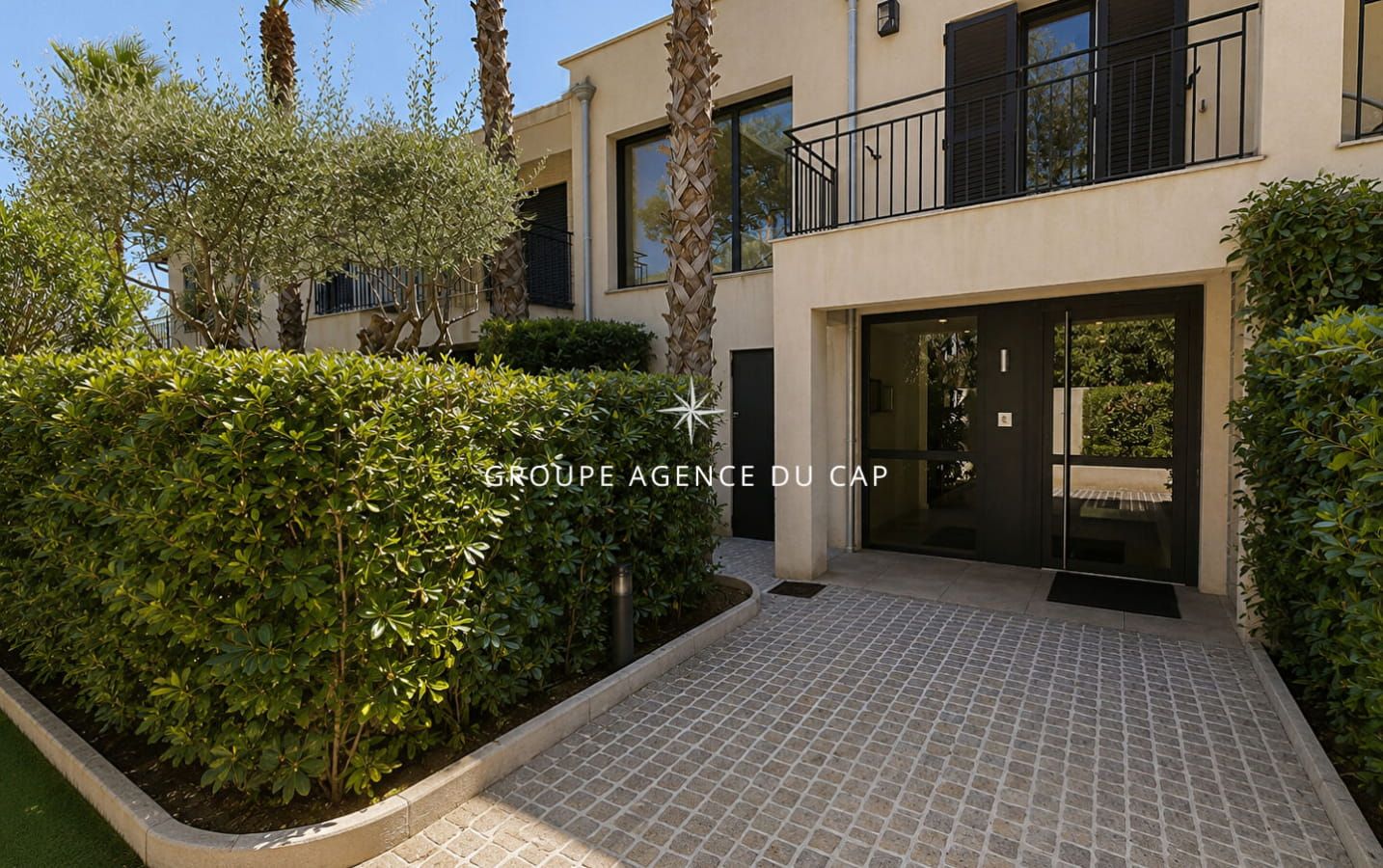 FOR SALE – 4-ROOM APARTMENT WITH 3 BEDROOMS – TERRACE WITH SEA AND HILL VIEWS – GARAGE AND CELLAR (31sqm) – NEAR SAINTE-MAXIME TOWN CENTRE Image 1