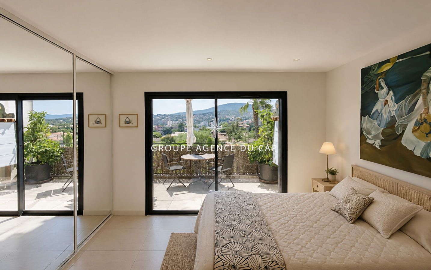 FOR SALE – 4-ROOM APARTMENT WITH 3 BEDROOMS – TERRACE WITH SEA AND HILL VIEWS – GARAGE AND CELLAR (31sqm) – NEAR SAINTE-MAXIME TOWN CENTRE Image 11