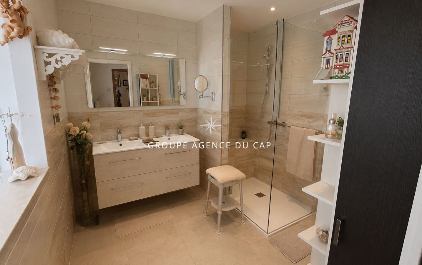 FOR SALE – 4-ROOM APARTMENT WITH 3 BEDROOMS – TERRACE WITH SEA AND HILL VIEWS – GARAGE AND CELLAR (31sqm) – NEAR SAINTE-MAXIME TOWN CENTRE Image 12