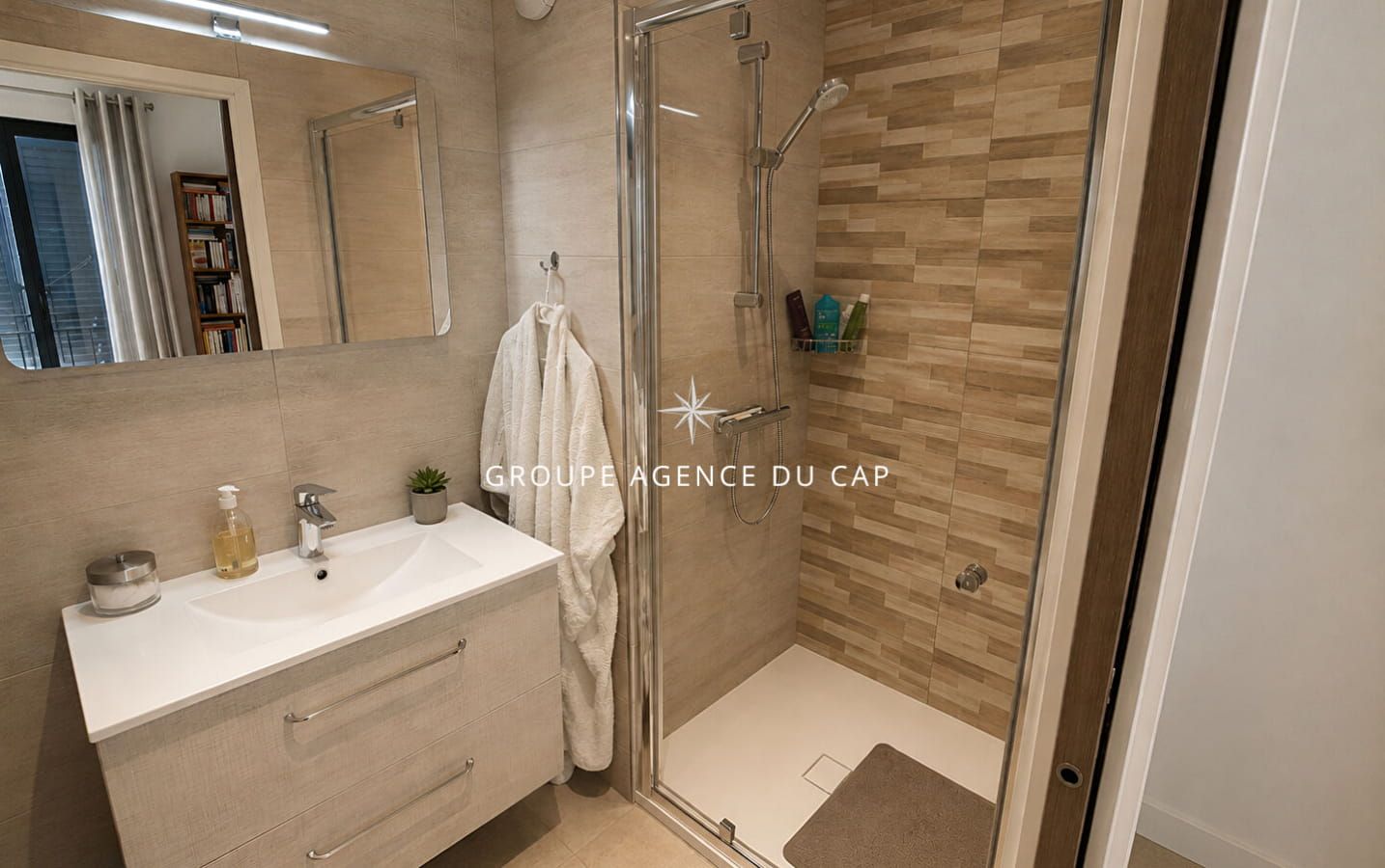 FOR SALE – 4-ROOM APARTMENT WITH 3 BEDROOMS – TERRACE WITH SEA AND HILL VIEWS – GARAGE AND CELLAR (31sqm) – NEAR SAINTE-MAXIME TOWN CENTRE Image 13