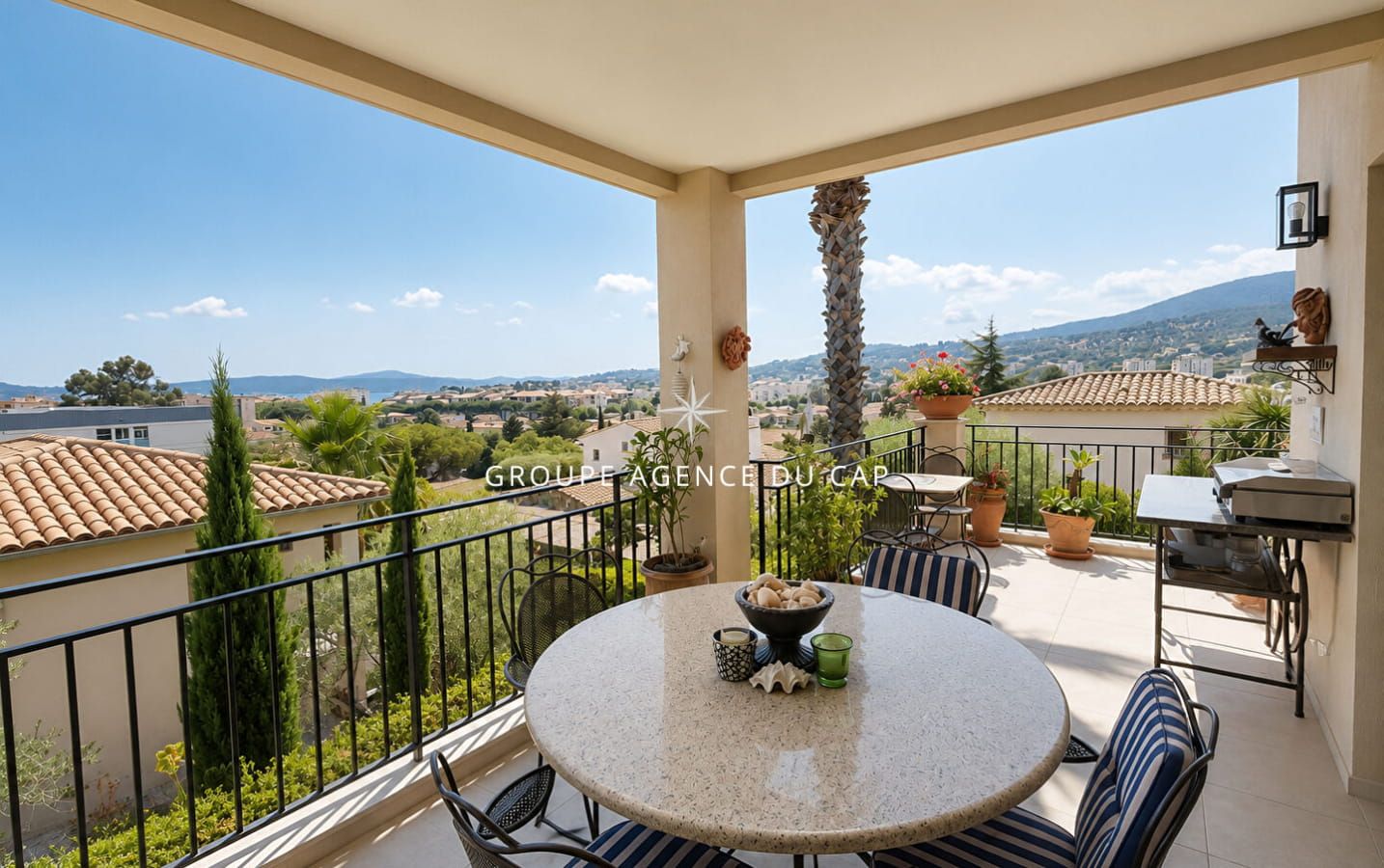 FOR SALE – 4-ROOM APARTMENT WITH 3 BEDROOMS – TERRACE WITH SEA AND HILL VIEWS – GARAGE AND CELLAR (31sqm) – NEAR SAINTE-MAXIME TOWN CENTRE Image 0