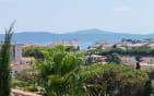 FOR SALE – 4-ROOM APARTMENT WITH 3 BEDROOMS – TERRACE WITH SEA AND HILL VIEWS – GARAGE AND CELLAR (31sqm) – NEAR SAINTE-MAXIME TOWN CENTRE Min 2