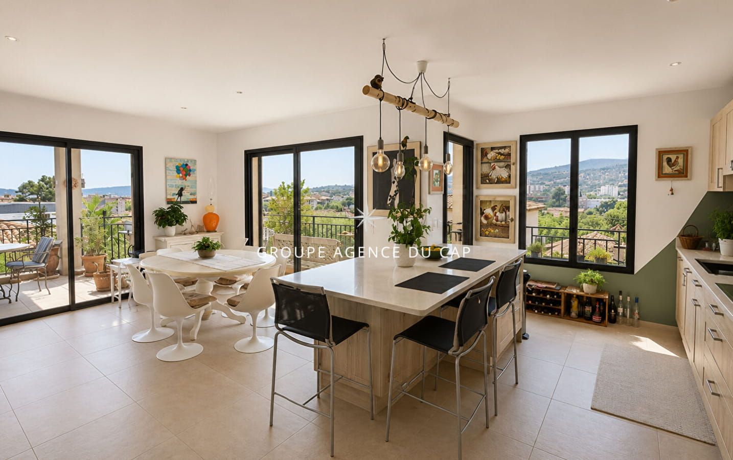 FOR SALE – 4-ROOM APARTMENT WITH 3 BEDROOMS – TERRACE WITH SEA AND HILL VIEWS – GARAGE AND CELLAR (31sqm) – NEAR SAINTE-MAXIME TOWN CENTRE Image 3