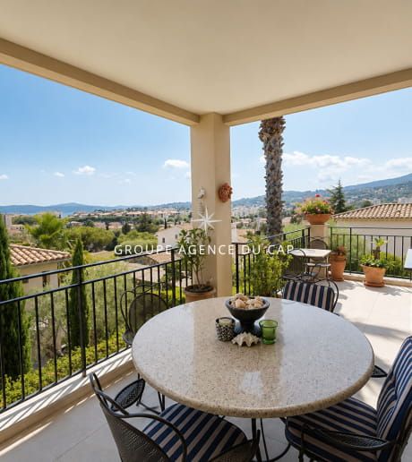 A VENDRE APPARTEMENT 4 PIECES 3 CHAMBRES TERRASSE APERCU MER ET VUE COLLINE GARAGE ET CAVE 31M² PROCHE CENTRE VILLE SAINTE MAXIME