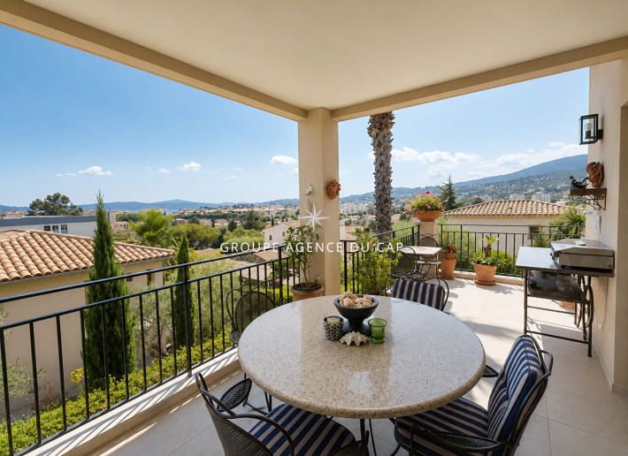 FOR SALE – 4-ROOM APARTMENT WITH 3 BEDROOMS – TERRACE WITH SEA AND HILL VIEWS – GARAGE AND CELLAR (31sqm) – NEAR SAINTE-MAXIME TOWN CENTRE