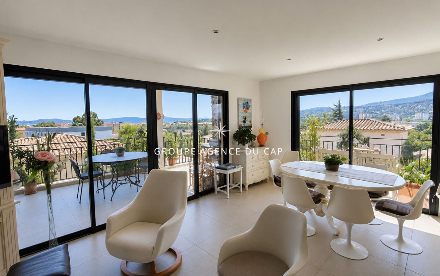 FOR SALE – 4-ROOM APARTMENT WITH 3 BEDROOMS – TERRACE WITH SEA AND HILL VIEWS – GARAGE AND CELLAR (31sqm) – NEAR SAINTE-MAXIME TOWN CENTRE Image 8