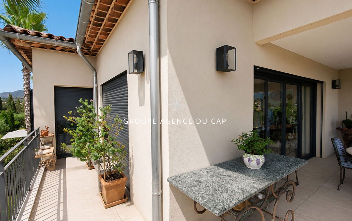 FOR SALE – 4-ROOM APARTMENT WITH 3 BEDROOMS – TERRACE WITH SEA AND HILL VIEWS – GARAGE AND CELLAR (31sqm) – NEAR SAINTE-MAXIME TOWN CENTRE Image 9