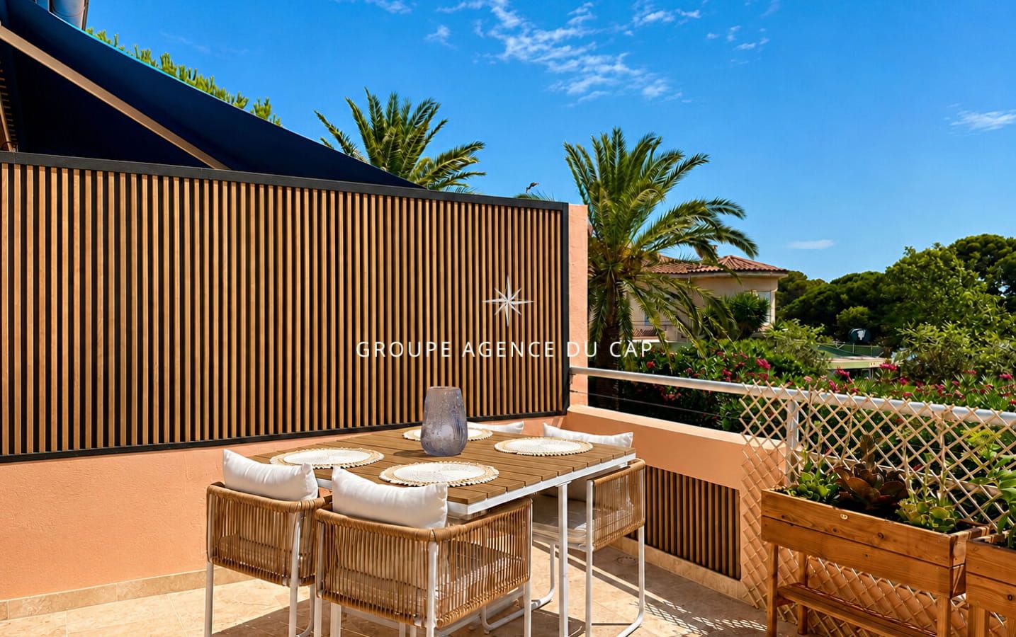 MAZET 2 CHAMBRES TERRASSE APERCU MER  CENTRE ET PLAGE A PIED DES ISSAMBRES Image 12