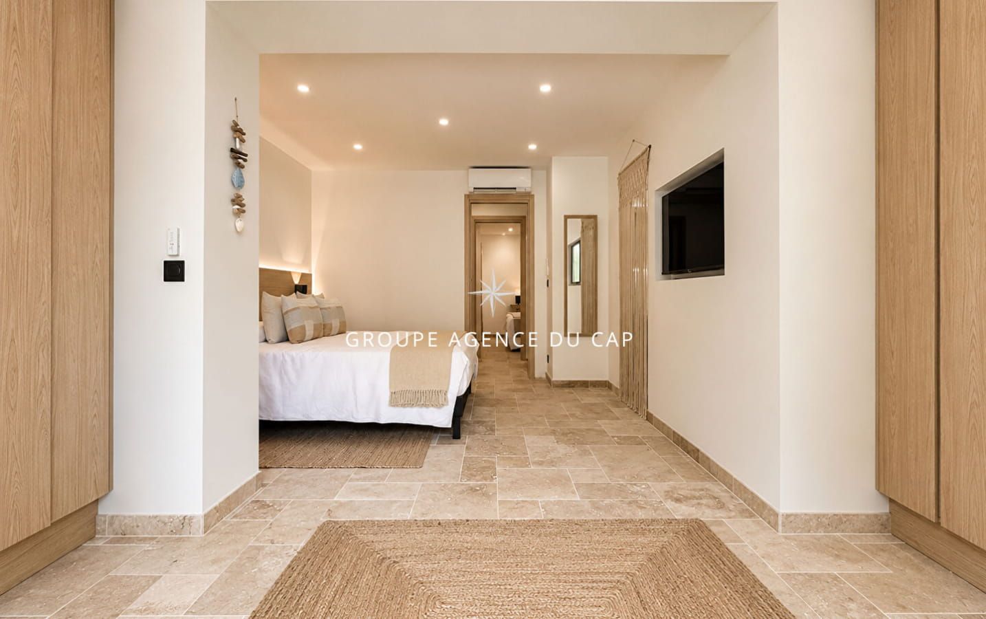 MAZET 2 CHAMBRES TERRASSE APERCU MER  CENTRE ET PLAGE A PIED DES ISSAMBRES Image 6