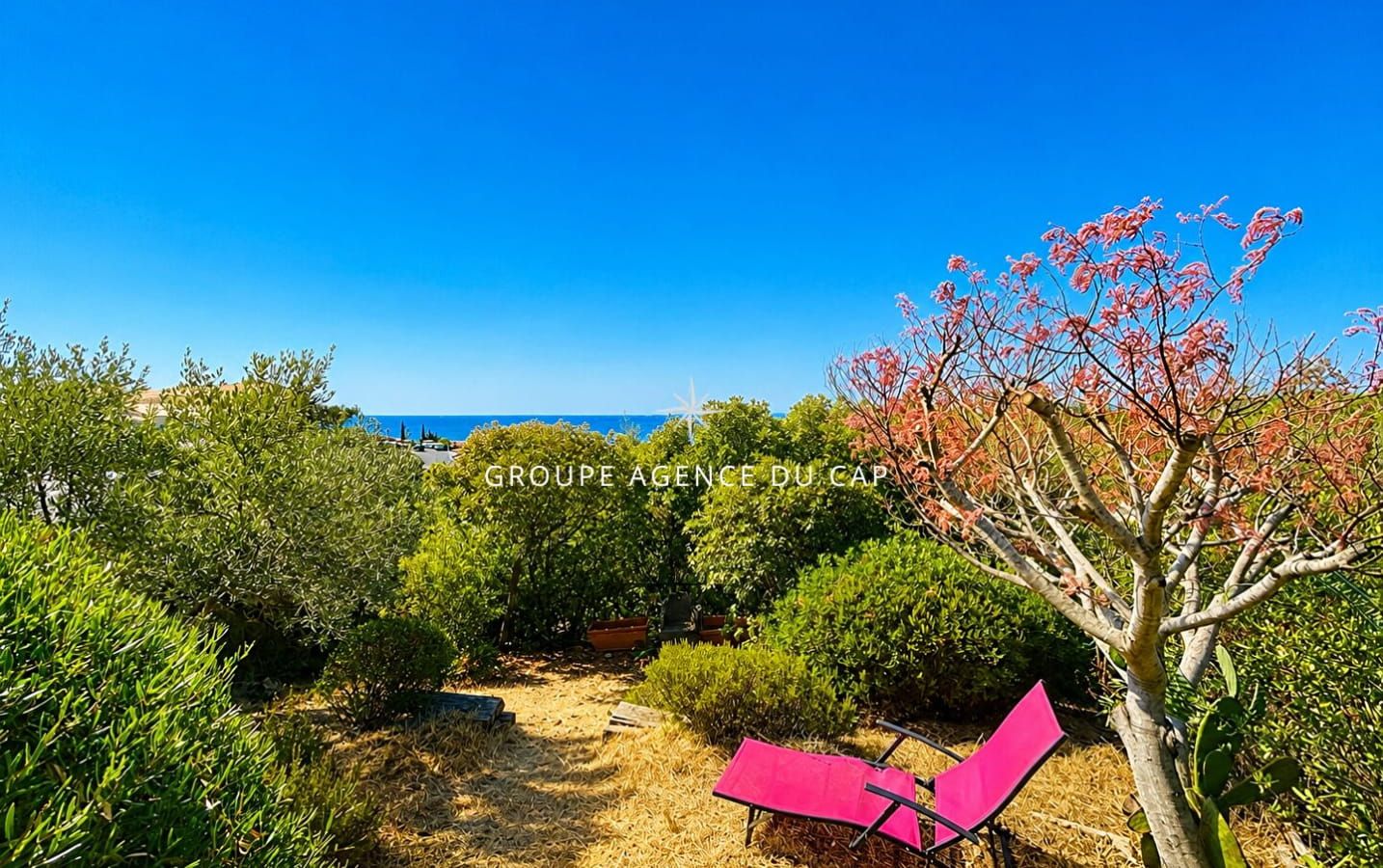 A VENDRE AUX ISSAMBRES APPARTEMENT VUE MER SUR LE GOLF DE SAINT-TROPEZ Image 10