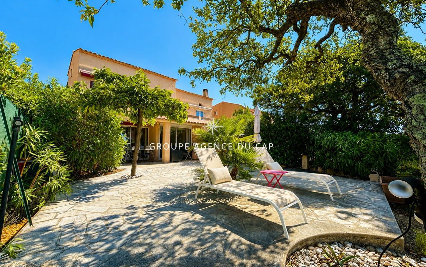 A VENDRE AUX ISSAMBRES APPARTEMENT VUE MER SUR LE GOLF DE SAINT-TROPEZ Image 0