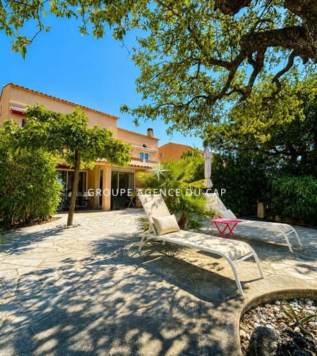 A VENDRE AUX ISSAMBRES APPARTEMENT VUE MER SUR LE GOLF DE SAINT-TROPEZ