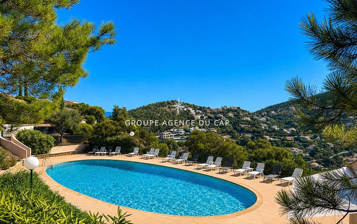 A VENDRE AUX ISSAMBRES APPARTEMENT VUE MER SUR LE GOLF DE SAINT-TROPEZ Image 8