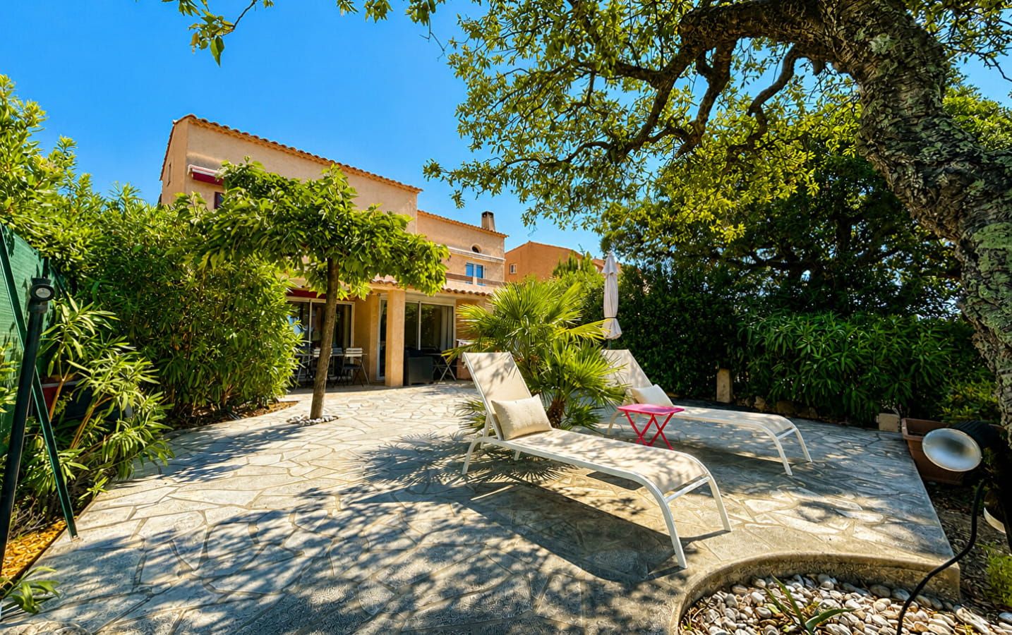 FOR SALE IN LES ISSAMBRES: APARTMENT WITH SEA VIEW OVERLOOKING THE GULF OF SAINT-TROPEZ Image 2