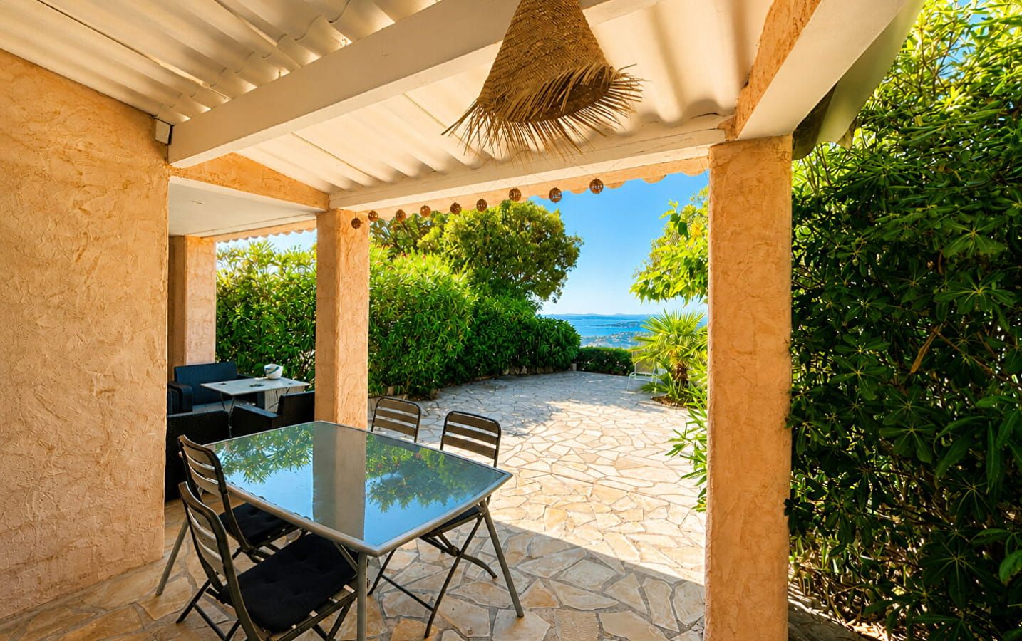 FOR SALE IN LES ISSAMBRES: APARTMENT WITH SEA VIEW OVERLOOKING THE GULF OF SAINT-TROPEZ Image 4