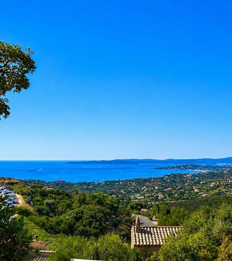 A VENDRE AUX ISSAMBRES – APPARTEMENT VUE MER SUR LE GOLF DE SAINT-TROPEZ