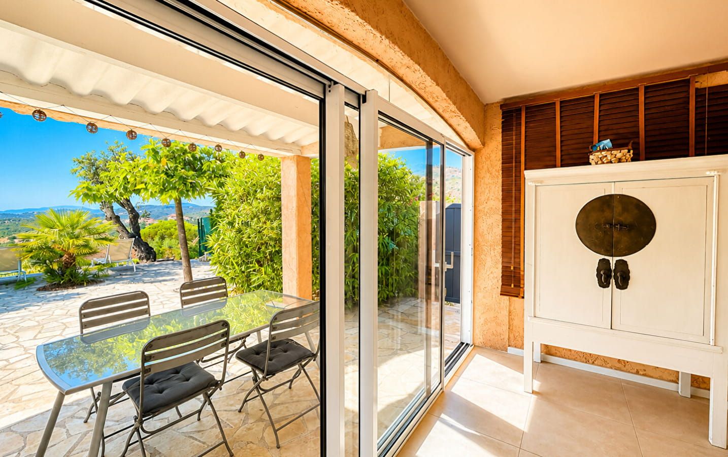 FOR SALE IN LES ISSAMBRES: APARTMENT WITH SEA VIEW OVERLOOKING THE GULF OF SAINT-TROPEZ Image 8