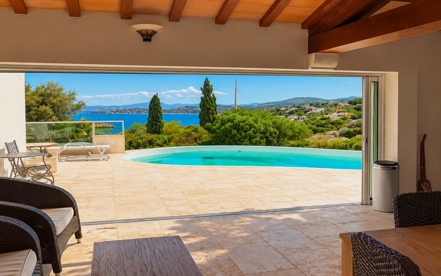 LES ISSAMBRES VILLA DE PLAIN PIED AVEC PISCINE POOL HOUSE ET GARAGE Image 1