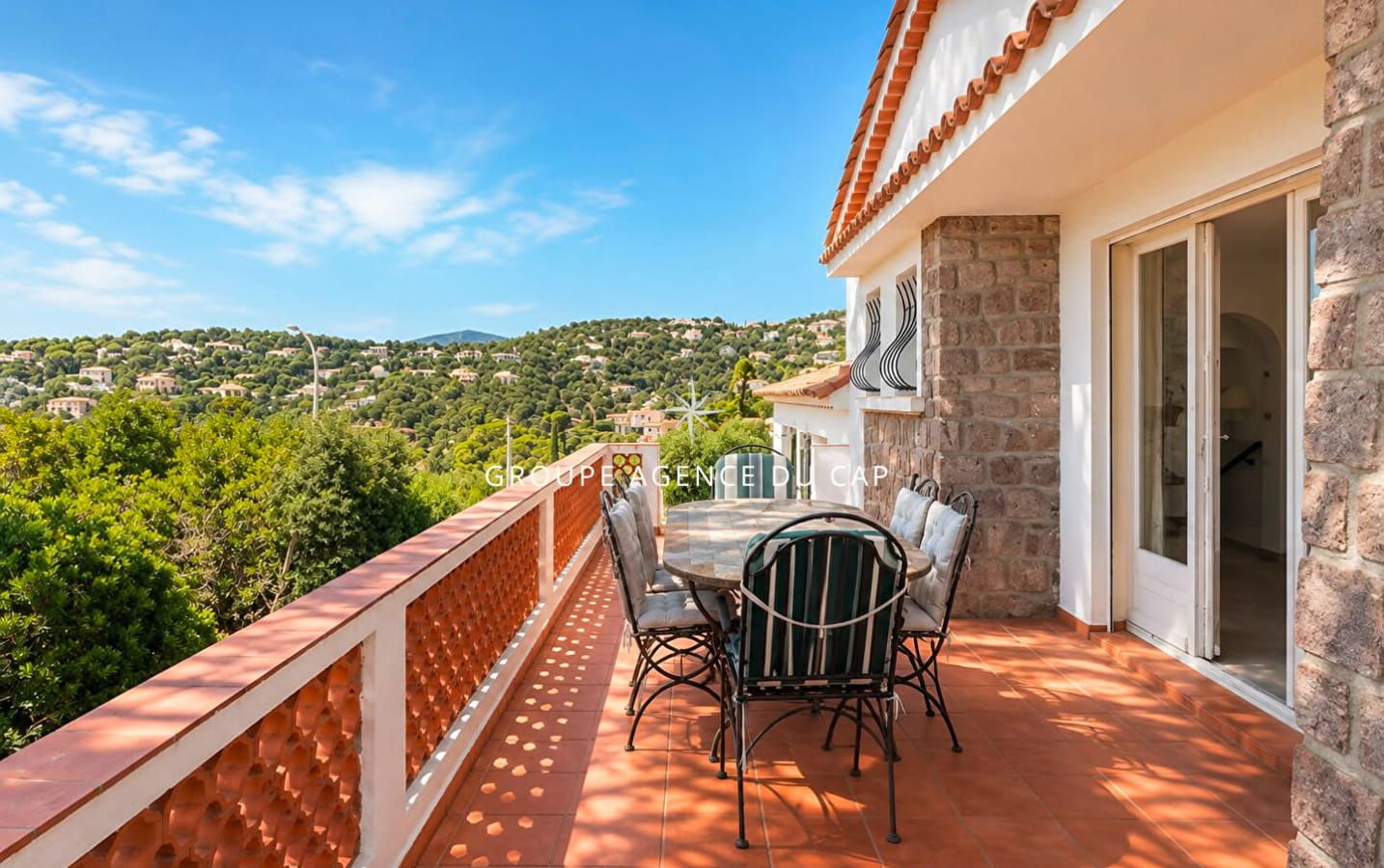 LES ISSAMBRES VILLA DE PLAIN PIED AVEC PISCINE POOL HOUSE ET GARAGE Image 10