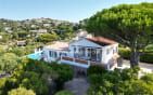 LES ISSAMBRES VILLA DE PLAIN PIED AVEC PISCINE POOL HOUSE ET GARAGE Min 0