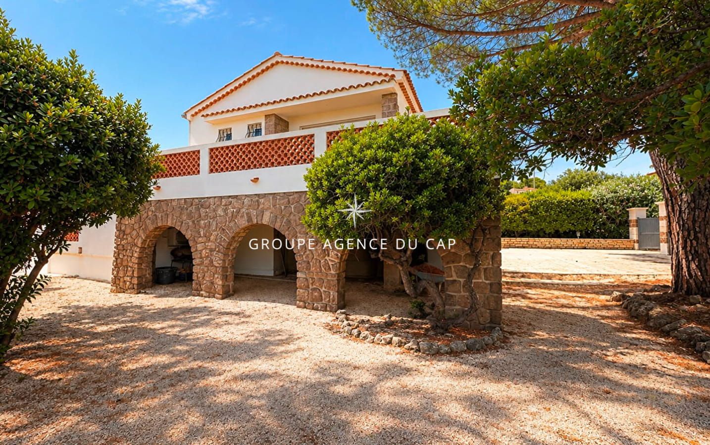 LES ISSAMBRES VILLA DE PLAIN PIED AVEC PISCINE POOL HOUSE ET GARAGE Image 2
