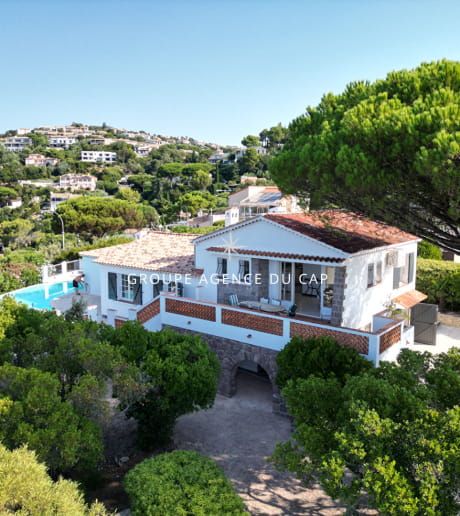 LES ISSAMBRES VILLA DE PLAIN PIED AVEC PISCINE POOL HOUSE ET GARAGE
