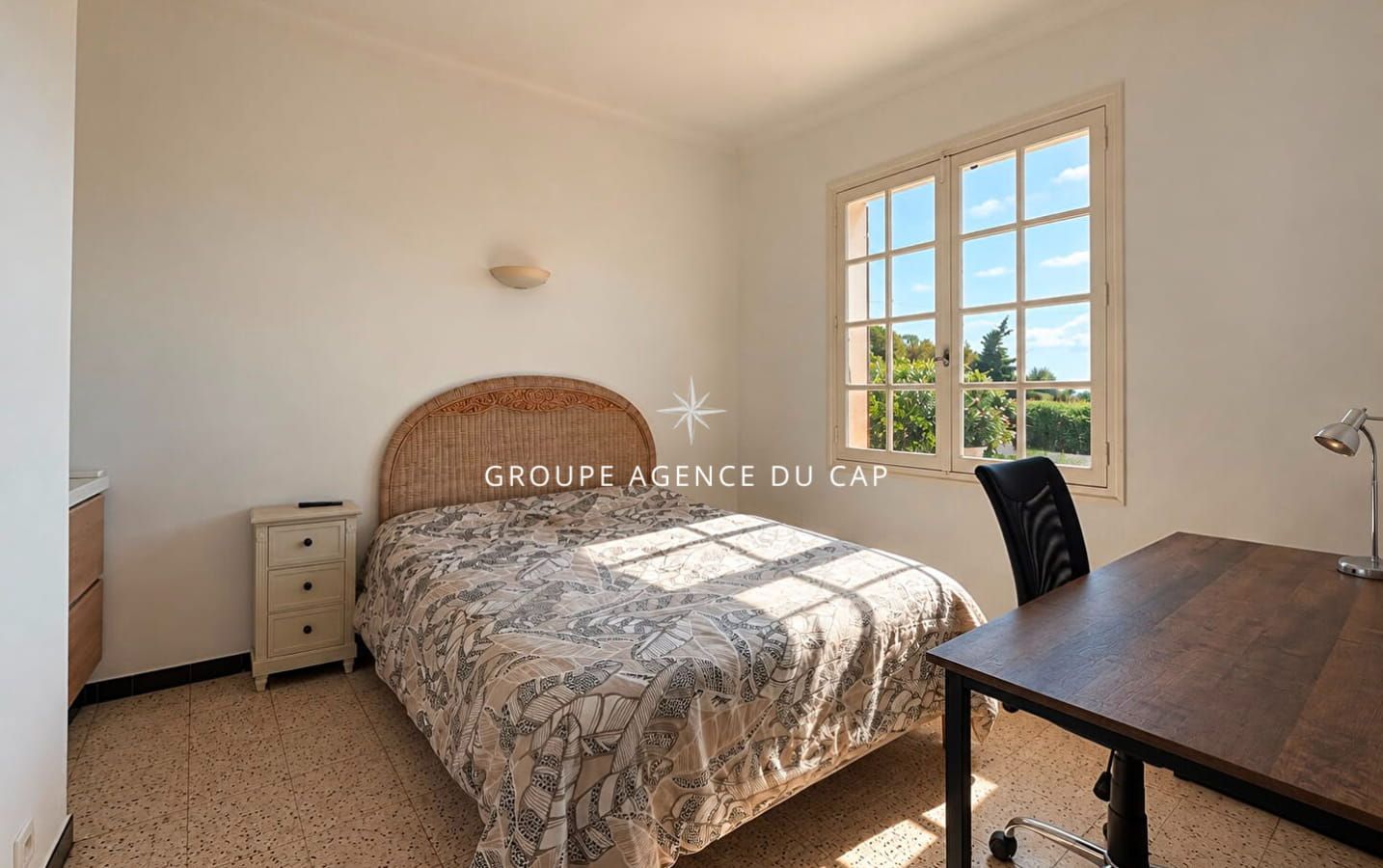 LES ISSAMBRES VILLA DE PLAIN PIED AVEC PISCINE POOL HOUSE ET GARAGE Image 8