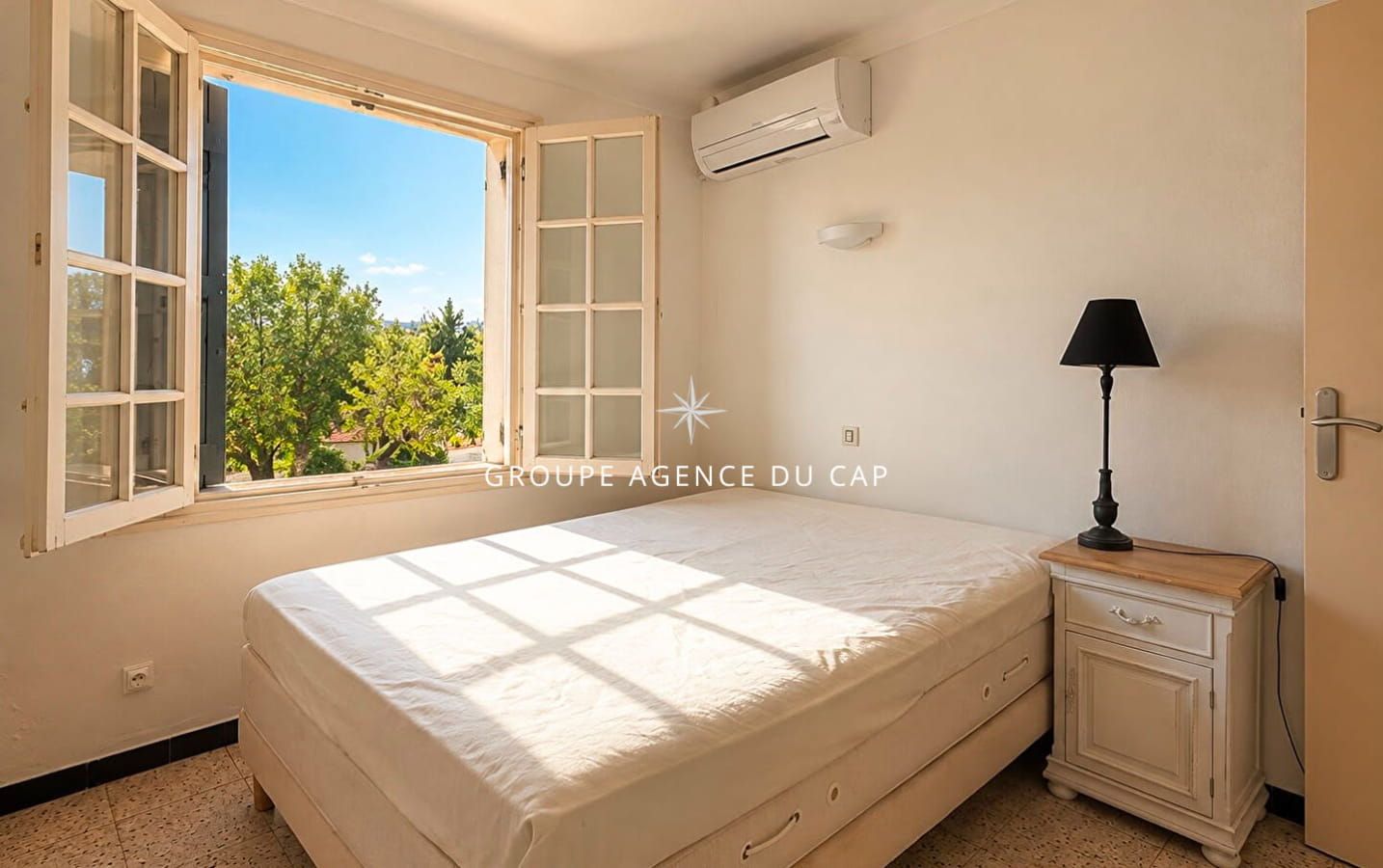 LES ISSAMBRES VILLA DE PLAIN PIED AVEC PISCINE POOL HOUSE ET GARAGE Image 9