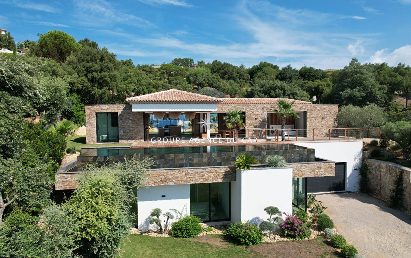 VILLA CONTEMPORAINE NEUVE, 5 CHAMBRES SUITES, GARAGE 75M², PARKING, VUE MER PANORAMIQUE ST TROPEZ, SAINTE-MAXIME Image 0