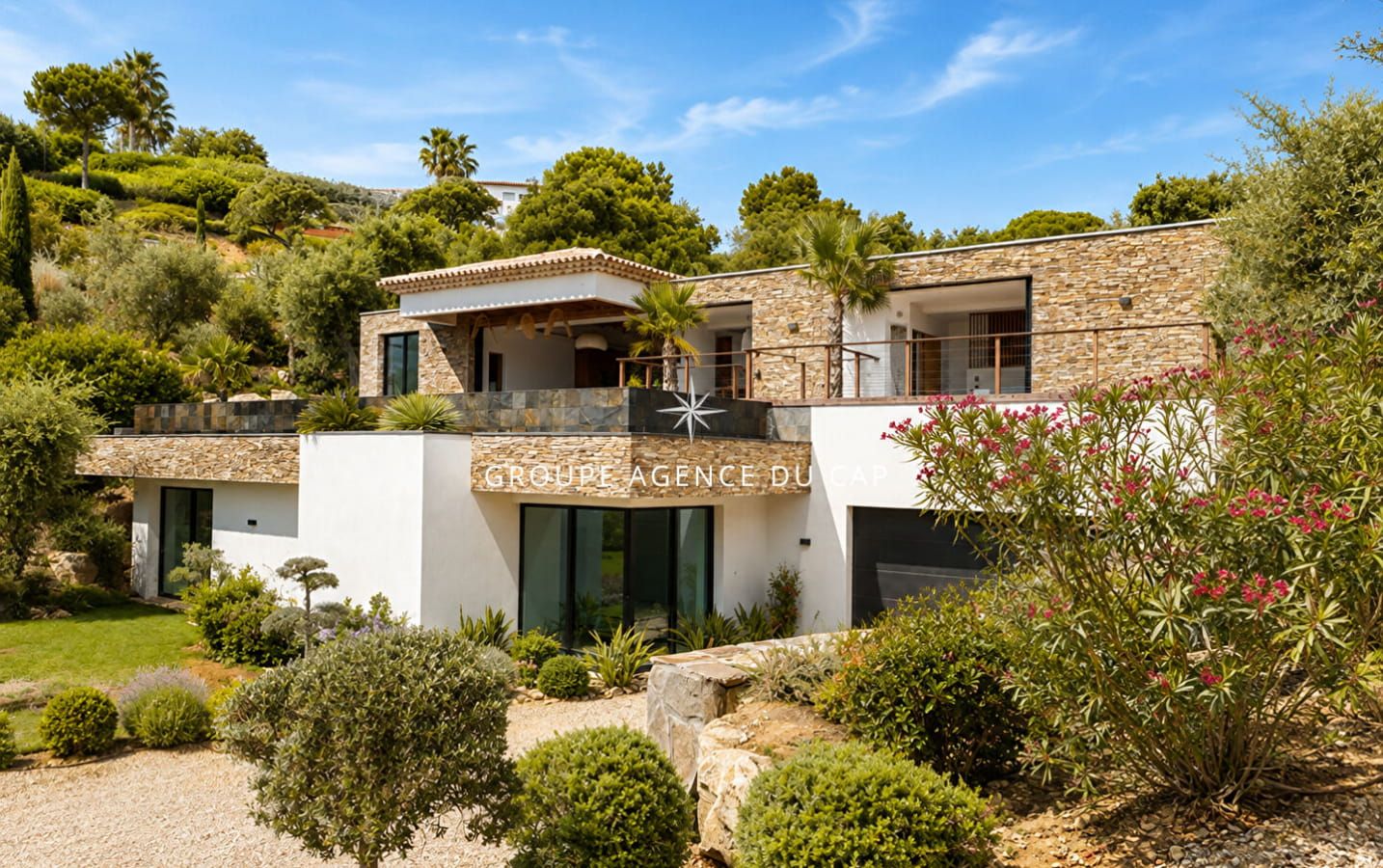 VILLA CONTEMPORAINE NEUVE, 5 CHAMBRES SUITES, GARAGE 75M², PARKING, VUE MER PANORAMIQUE ST TROPEZ, SAINTE-MAXIME Image 2