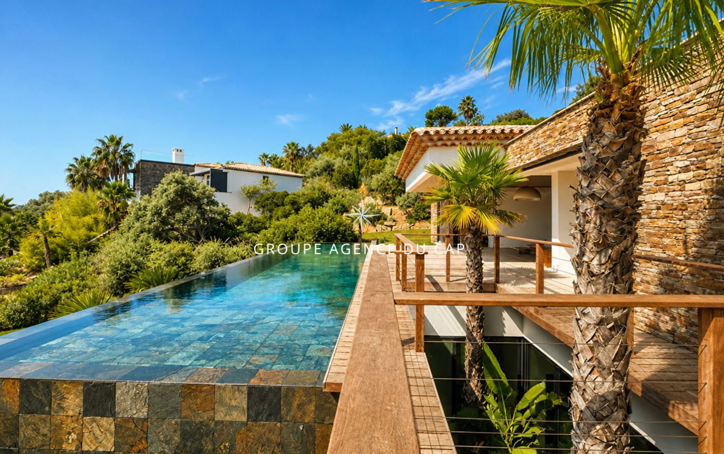 VILLA CONTEMPORAINE NEUVE, 5 CHAMBRES SUITES, GARAGE 75M², PARKING, VUE MER PANORAMIQUE ST TROPEZ, SAINTE-MAXIME Image 4