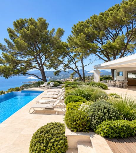 VUE MER PANORAMIQUE GOLFE DE ST TROPEZ PROPRIETE EXCEPTIONNELLE 6 CHAMBRES PISCINE TOUT A PIED