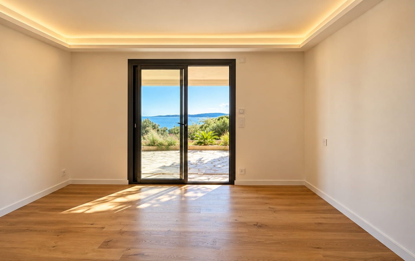 SAINTE-MAXIME  VILLA CONTEMPORAINE RÉNOVÉE AVEC VUE MER PANORAMIQUE Image 11