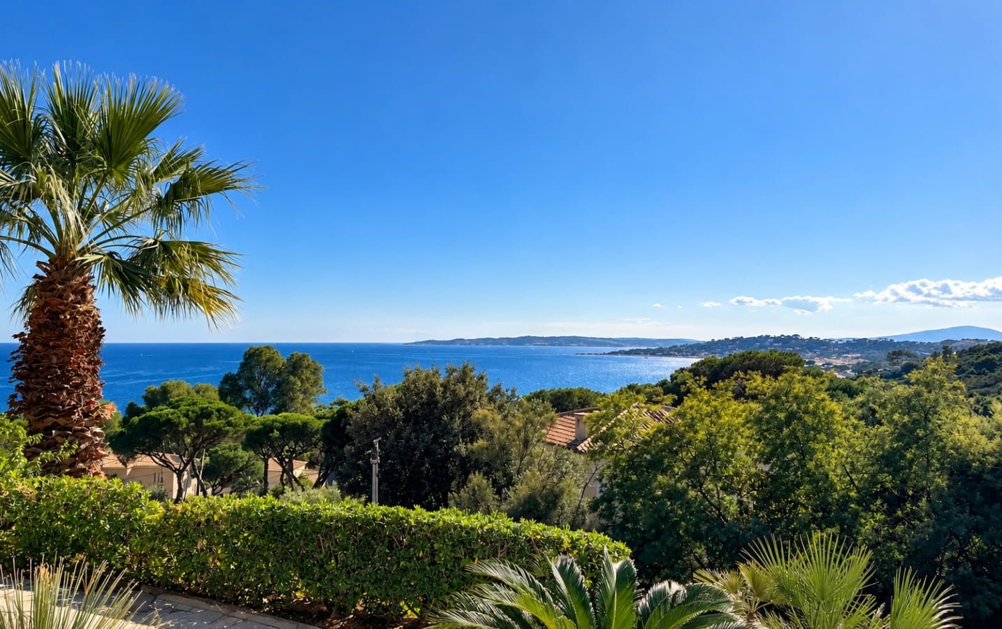 SAINTE-MAXIME  VILLA CONTEMPORAINE RÉNOVÉE AVEC VUE MER PANORAMIQUE Image 0