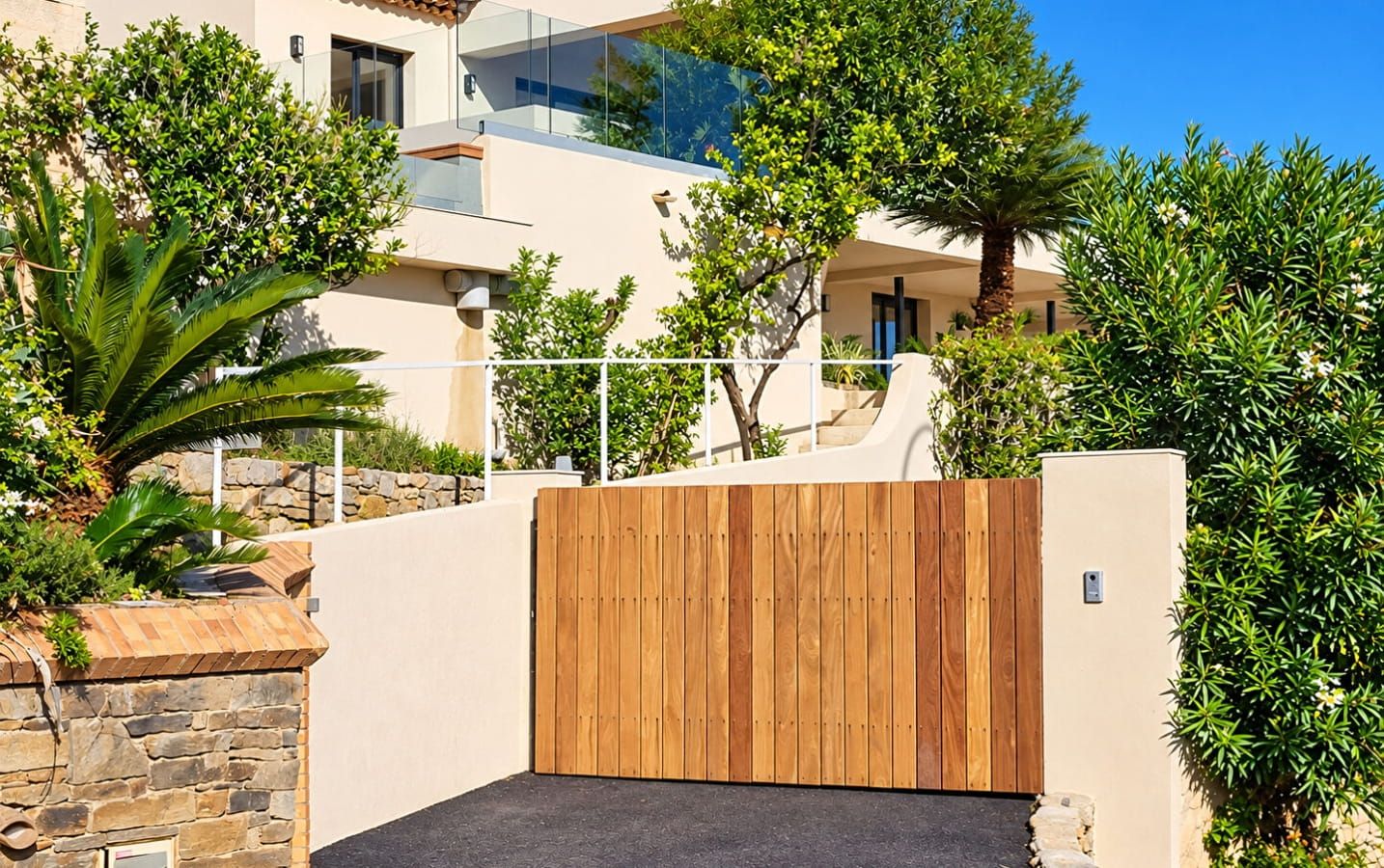 SAINTE-MAXIME  VILLA CONTEMPORAINE RÉNOVÉE AVEC VUE MER PANORAMIQUE Image 16
