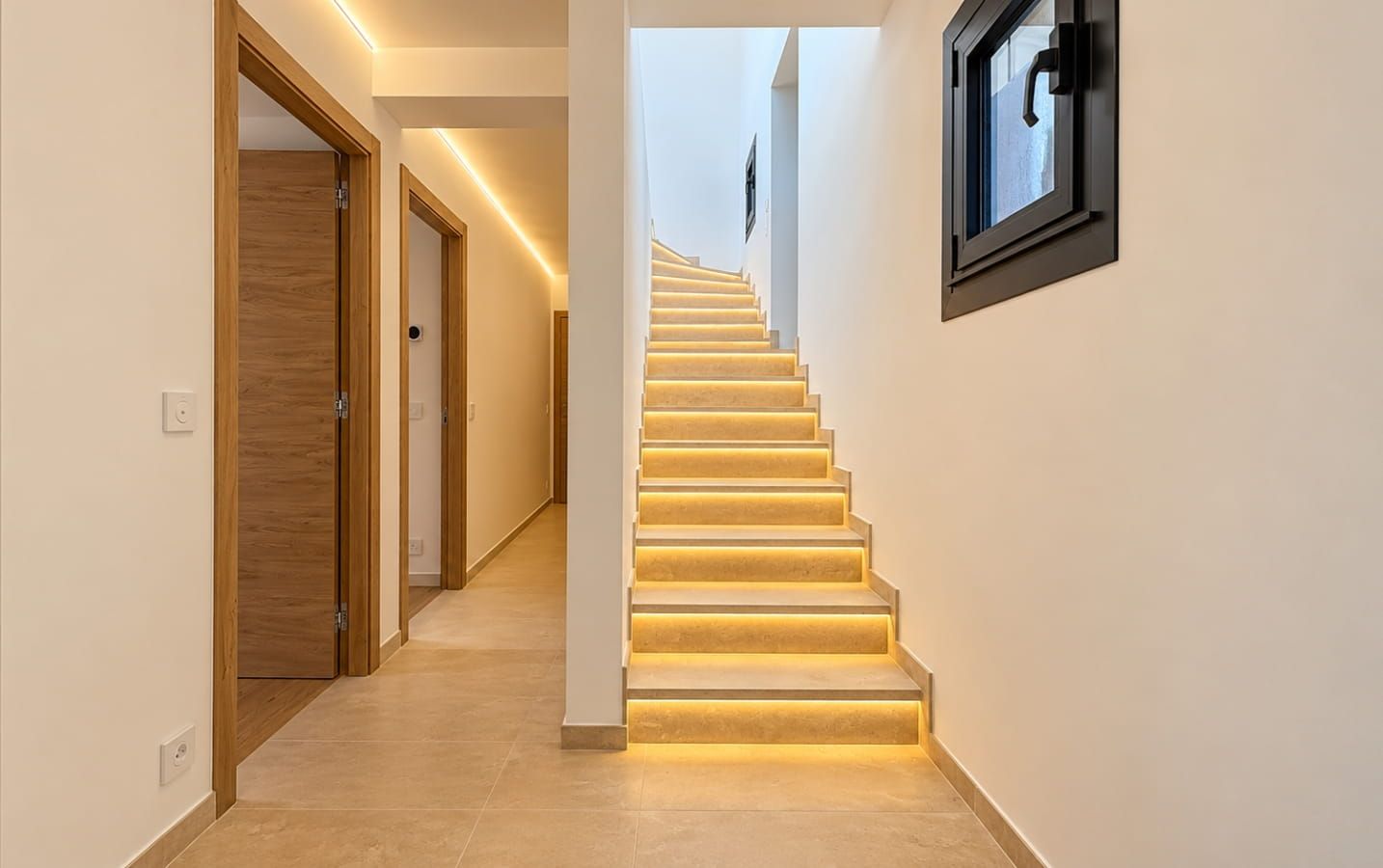 SAINTE-MAXIME  VILLA CONTEMPORAINE RÉNOVÉE AVEC VUE MER PANORAMIQUE Image 17