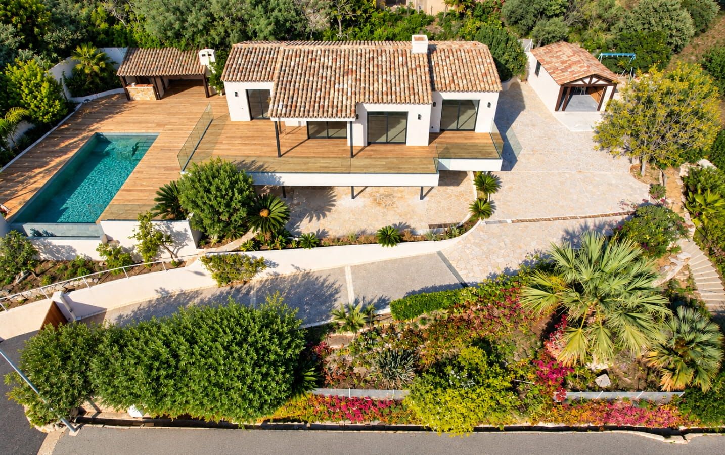 SAINTE-MAXIME  VILLA CONTEMPORAINE RÉNOVÉE AVEC VUE MER PANORAMIQUE Image 3