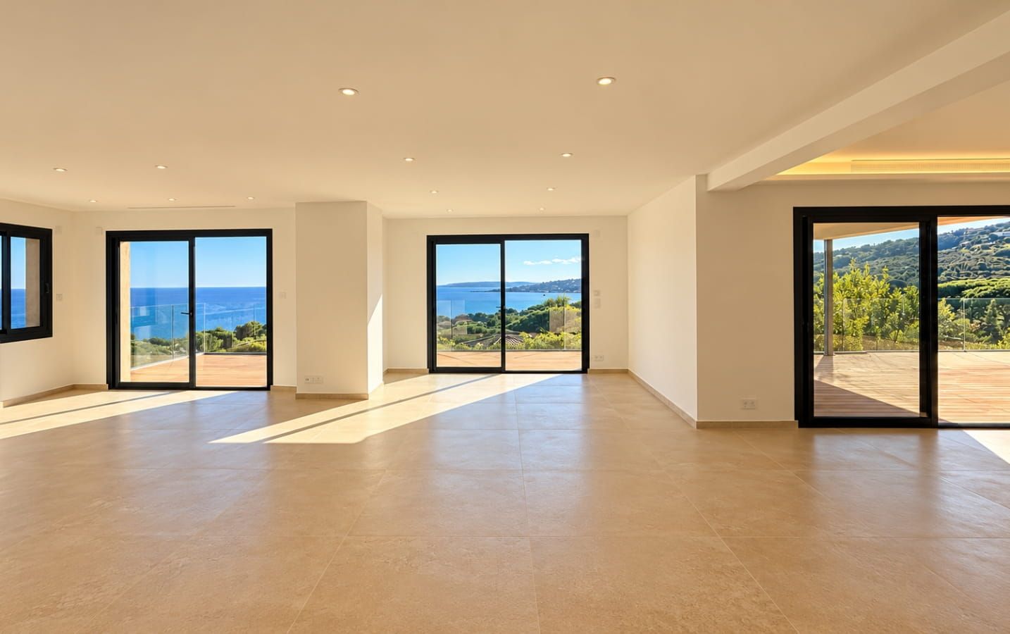 SAINTE-MAXIME  VILLA CONTEMPORAINE RÉNOVÉE AVEC VUE MER PANORAMIQUE Image 4