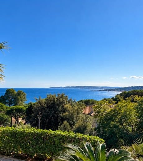 SAINTE-MAXIME  VILLA CONTEMPORAINE RÉNOVÉE AVEC VUE MER PANORAMIQUE